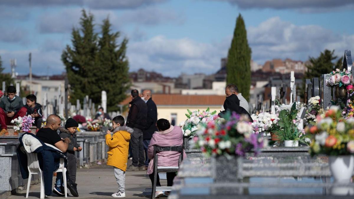 Una familia acompaña a los seres queridos que reposan en el camposanto