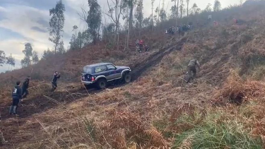 Uno de los vehículos, este sábado, intentando superar una pista en el monte.