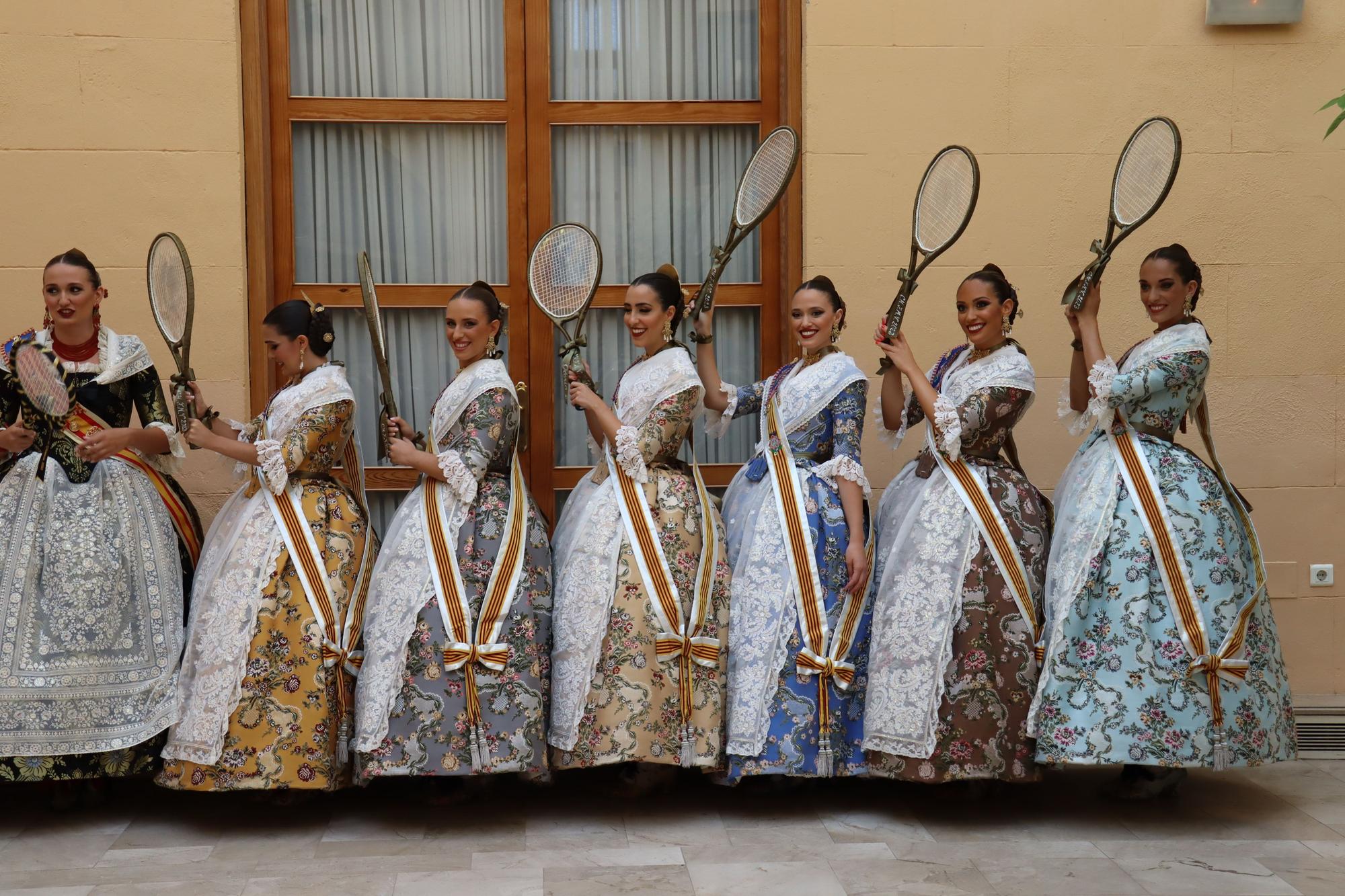 La Batalla de Flores reúne a las falleras de 2022 y 2023