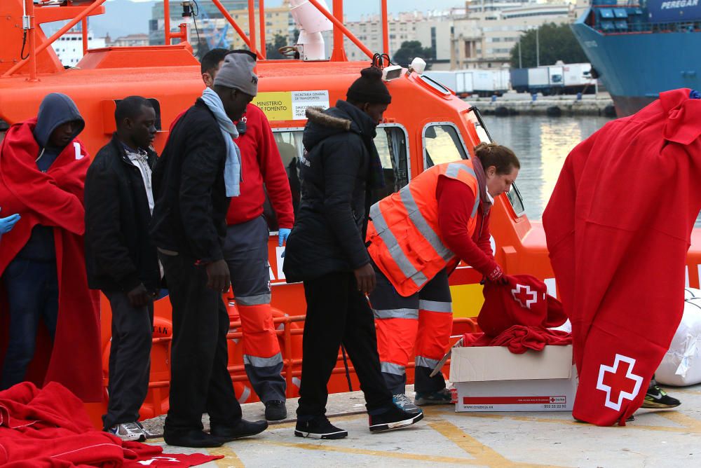 Los 54 inmigrantes rescatados en una patera en el mar de Alborán han llegado al puerto de Málaga sobre las 17h.