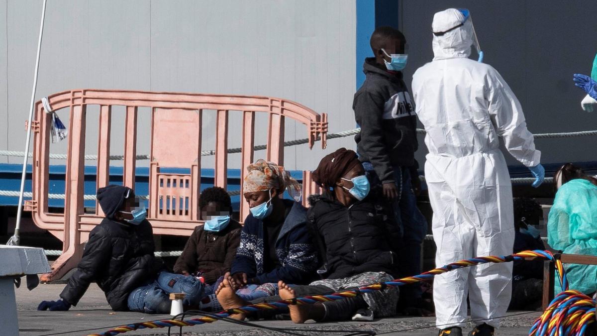 Salvamento rescata en Tenerife a 37 inmigrantes en una patera, entre ellos ocho menores