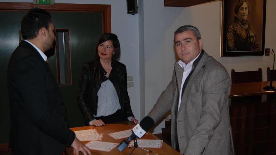 El alcalde de Inca (dcha) conversando con Irene Perelló y el concejal de Turismo, Jaume Tortella.