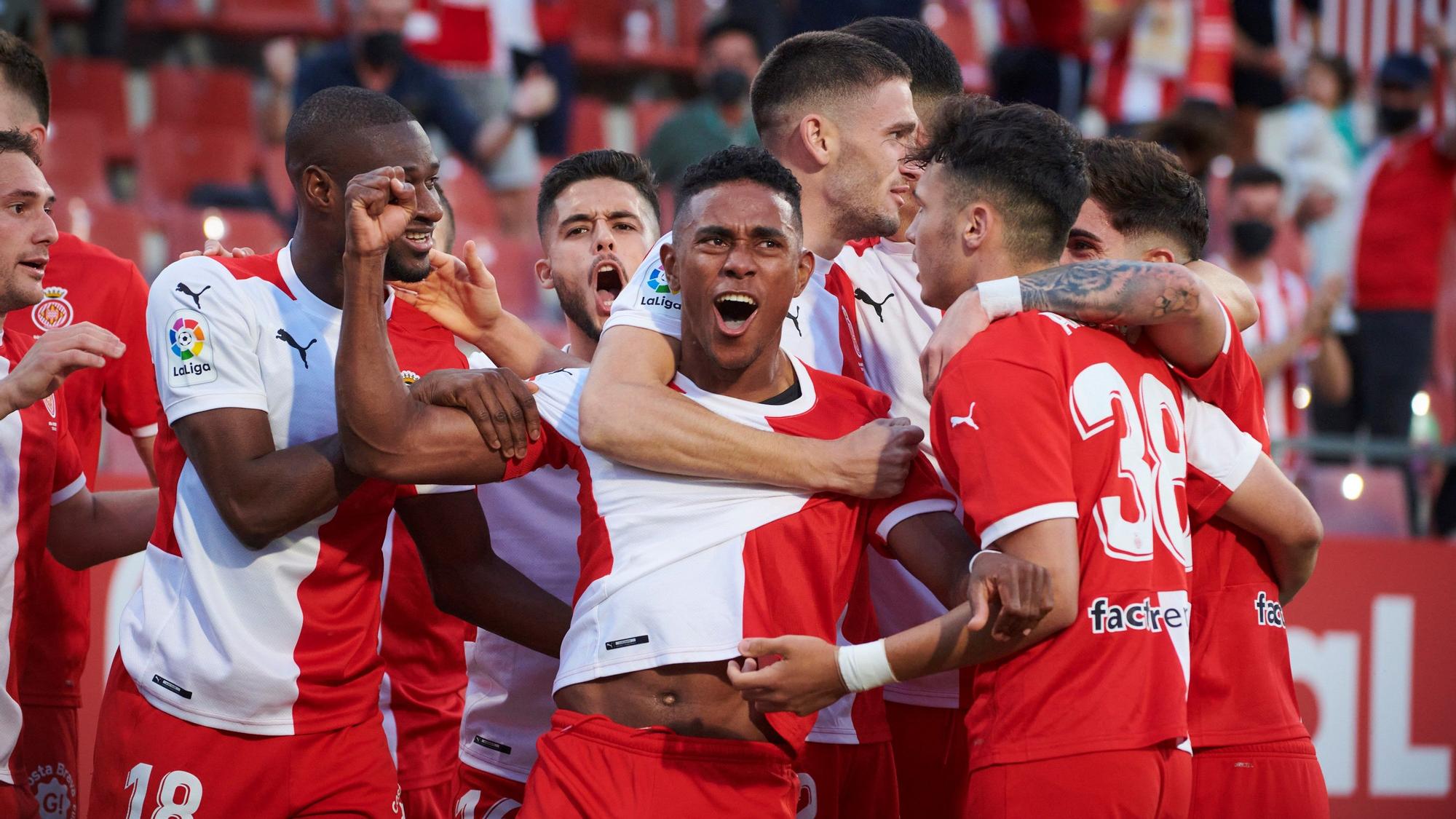 Bárcenas, en el centro, celebra el primer gol del Girona.