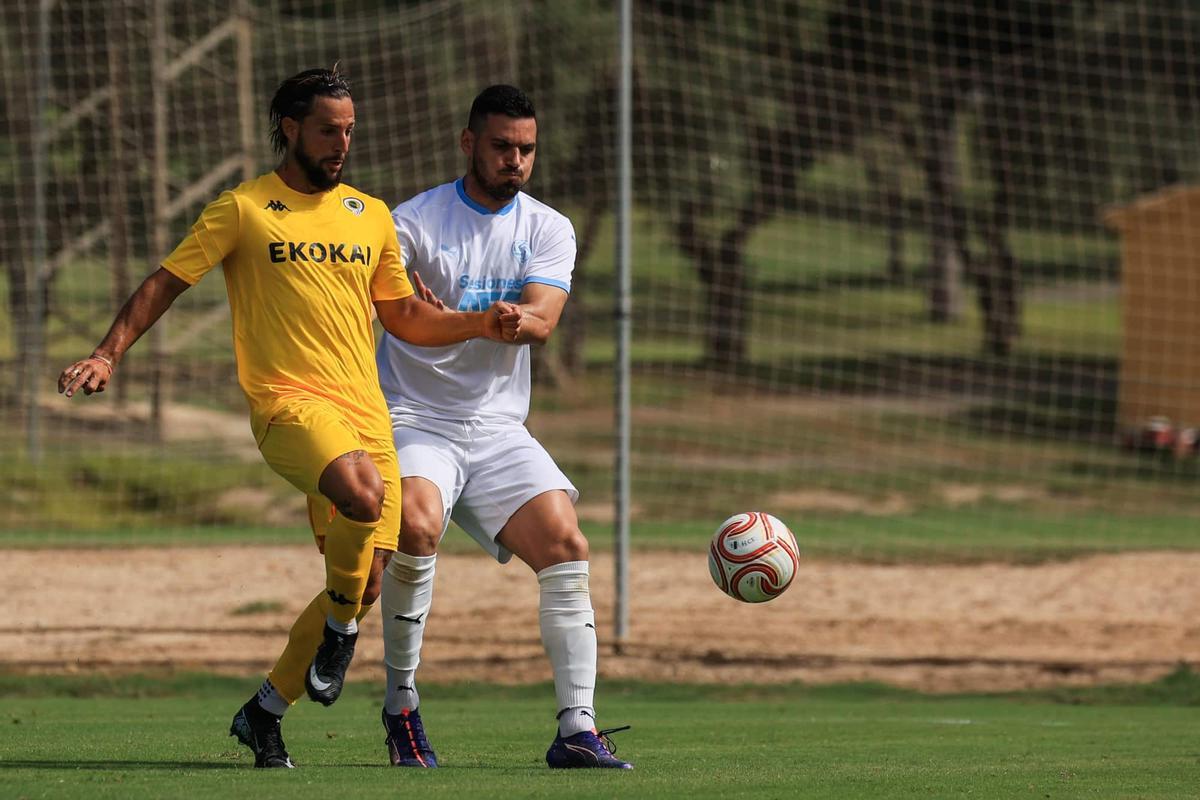 Fran Sol trata de adelantarse a su marcador durante el amistoso del Hércules contra la Selección AFE en Bonalba Golf, en Mutxamel (Alicante).