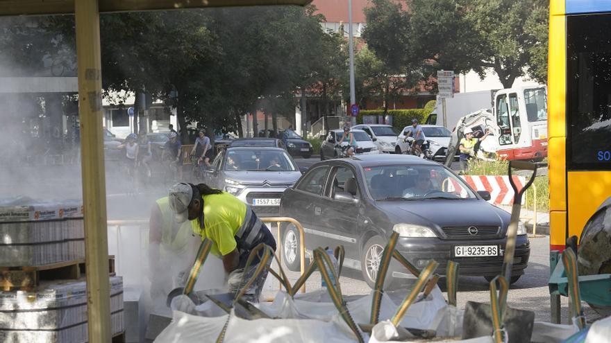 Llargues cues a Girona per unes obres a la rotonda dels Països Catalans