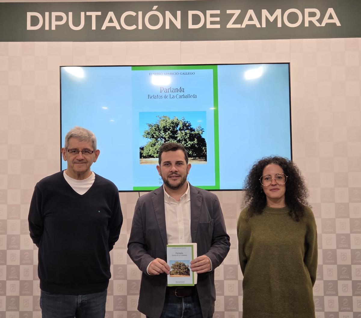 Víctor López de la Parte, entre Juan Manuel Rodríguez y Judit Pino.