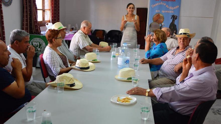 La maestra quesera Vanessa Rodríguez, ayer en Tunte, durante la degustación de quesos.