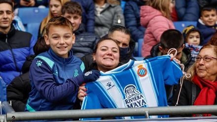 Gran ambiente en el Stage Front Stadium