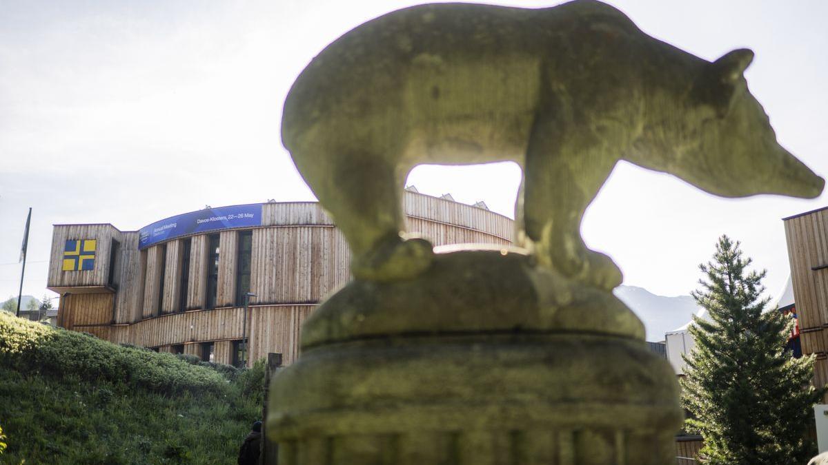 Imagen de la emblemática escultura del oso que identifica el centro de convenciones de Davos.