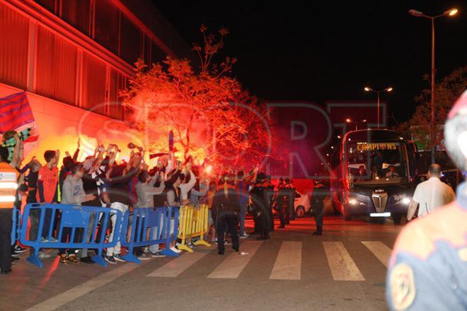 Las imágenes de la llegada del Barça a la Ciutat Esportiva tras conquistar la Liga