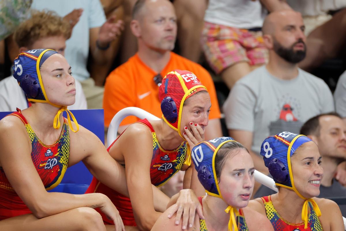 Laura Ester, emocionada en el centro, antes de colgarse el oro en los JJOO de París en la piscina de La Défense.