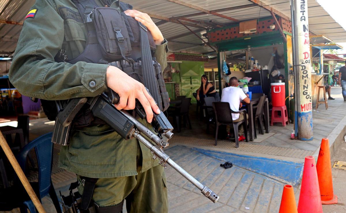 Un policía vigila una calle del municipio de Tibú, en la región de Catalumbo.