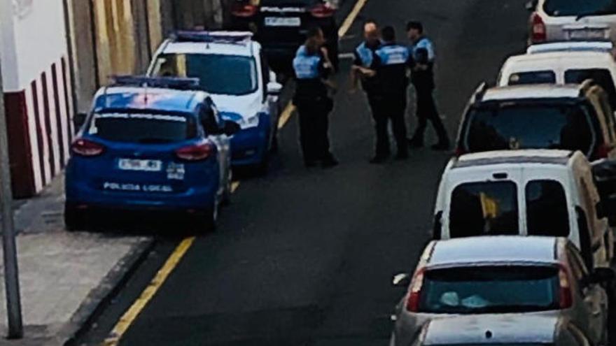 Policías locales en la calle Valencia durante la mañana de ayer.