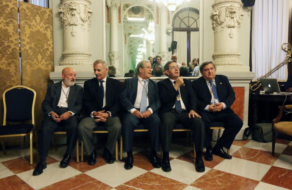 Numerosas personalidades de la política y la cultura malagueña asistieron al acto en el Salón de los Espejos del Ayuntamiento