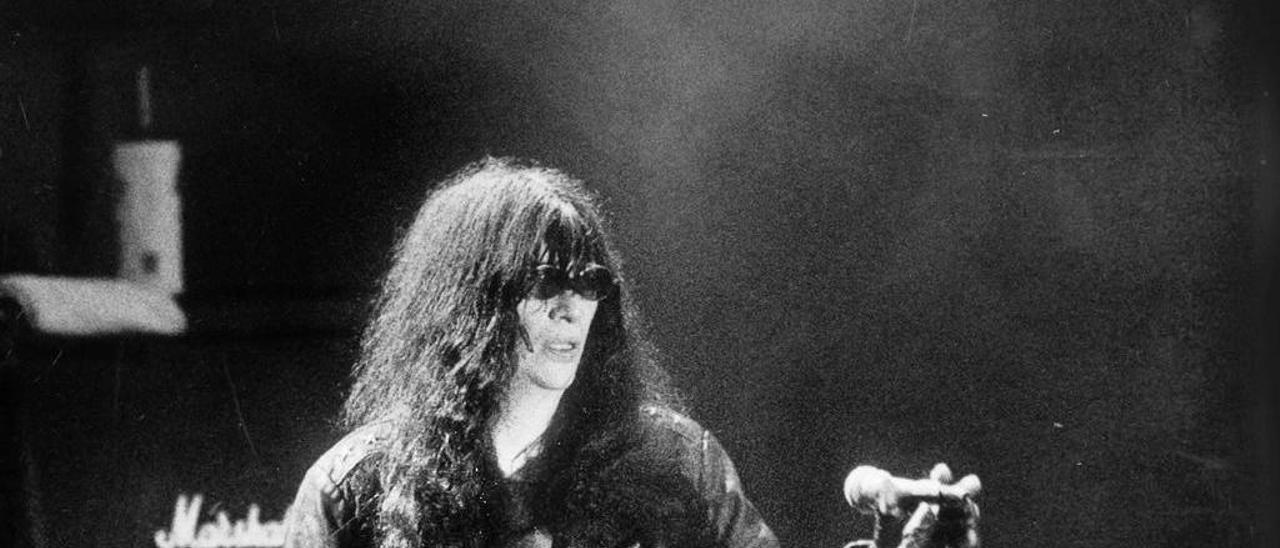 Joey Ramone, durante el concierto de Ramones en Vigo de marzo de 1991.  // Magar