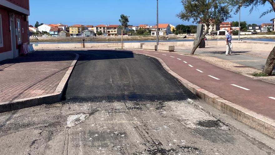 Hoy se retoman las obras de asfaltado en la carretera que une Terra de Porto con Lordelo. El proyecto incluye la dotación de, al menos, siete pasos de peatones sobreelevados. Es decir, badenes habilitados para reducir la velocidad de los vehículos que circulan por este estrecho y transitado vial de O Grove.