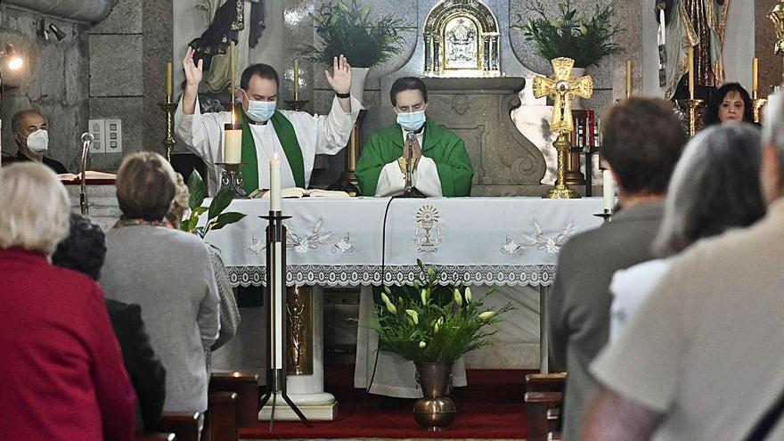 Los feligreses de Combarro, Raxó y Samieira reciben al nuevo párroco