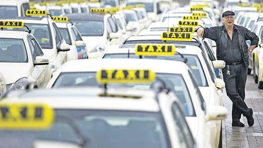 Un taxista alemán durante una protesta contra los falsos taxis de Uber: la guerra puede repetirse pronto en Mallorca.