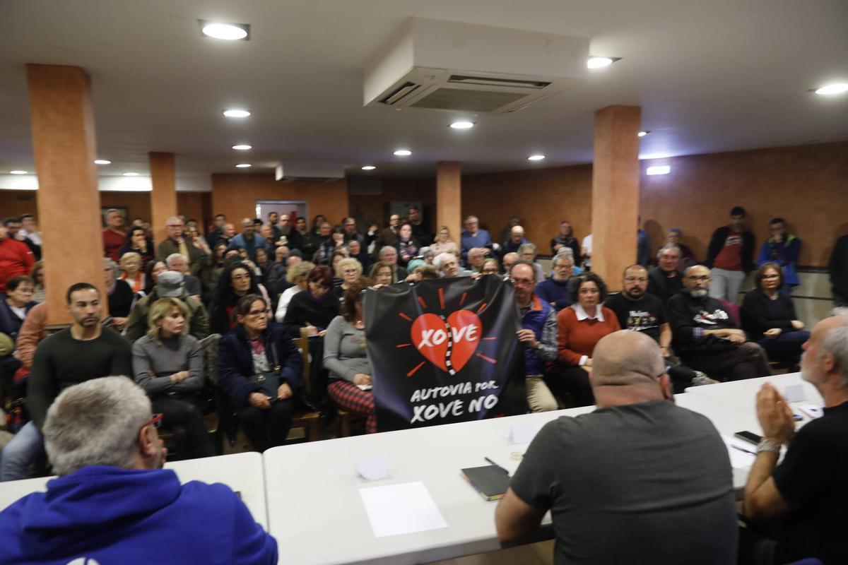 La multitudinaria asamblea vecinal por el vial de Jove, en imágenes