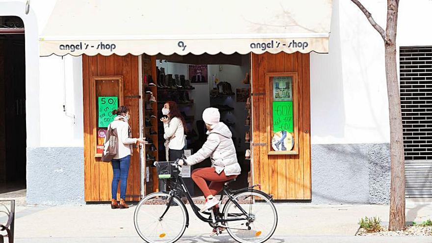 La zapatería Angel’s Shop, en Vara de Rey, también acusa la caída de clientes. 