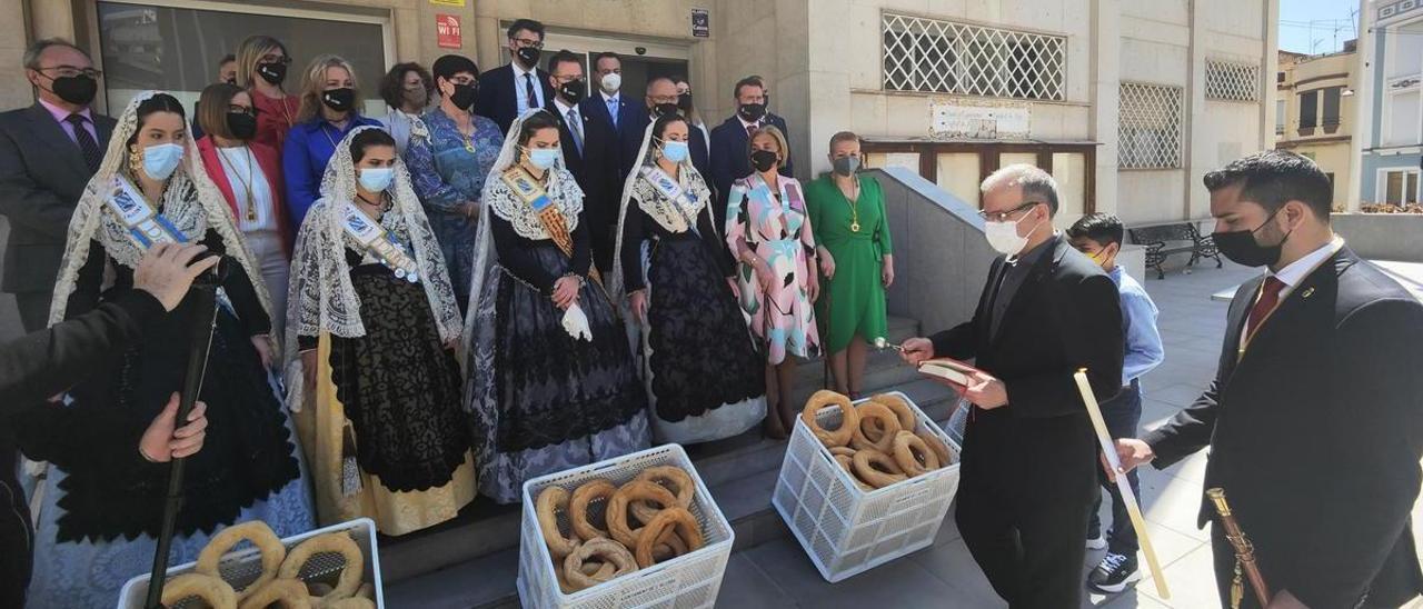 La reina y damas estuvieron acompañadas por la corporación municipal durante la bendición.