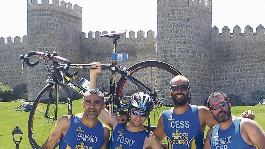 Los nueve triatletas del Clínica Dental Santos Marino-Triatlón Duero.