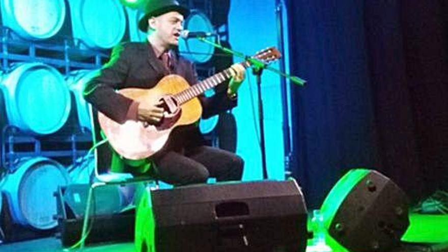 Juan Perro interpreta una canción durante el concierto acústico