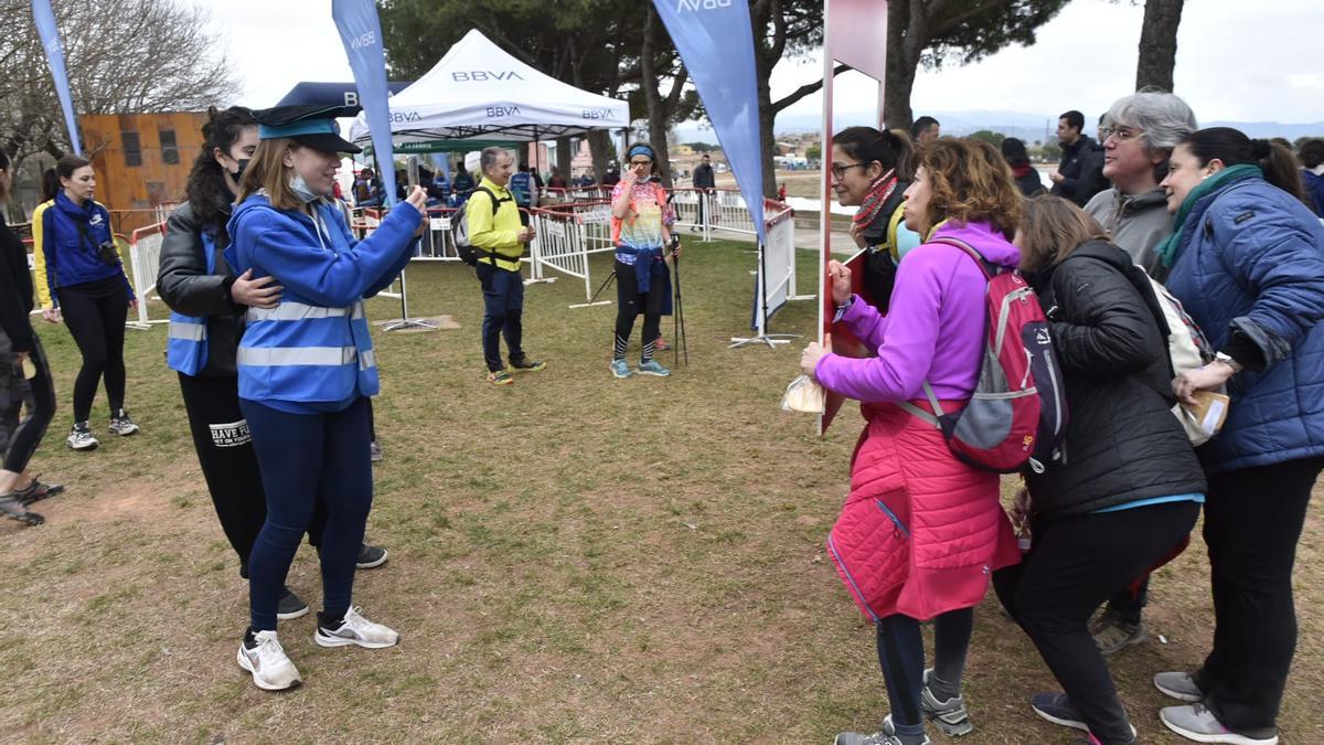 Persones fent-se fotos a l&#039;arribada, al Parc de l&#039;Agulla