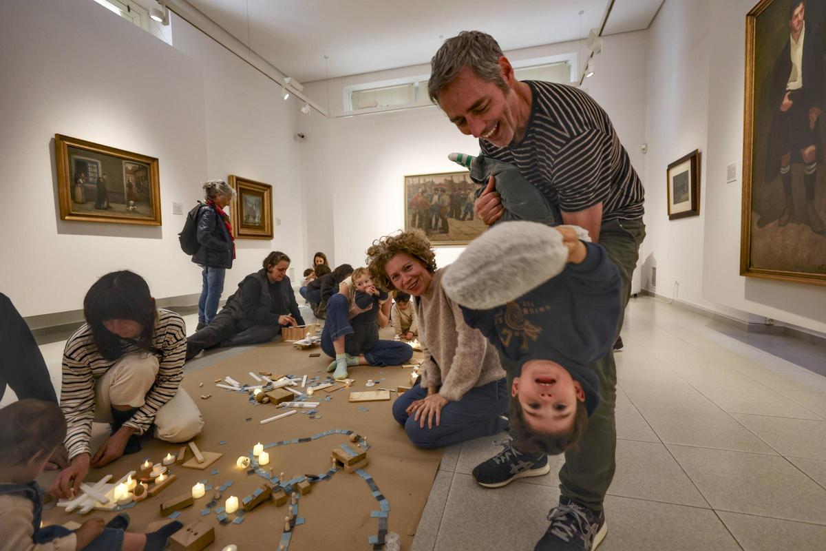 El arte y el juego infantil, de la mano en el Museo Piñole de Gijón para celebrar el Día de los Museos, en imágenes