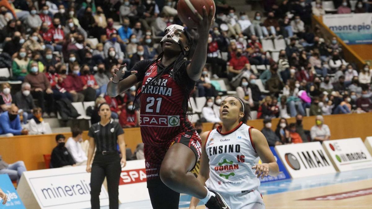 Michaela Onyenwere buscant la cistella amb Helena Oma darrere seu en el partit contra l’Ensino Lugo