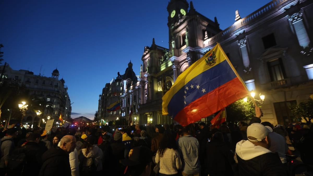 Concentración de venezolanos en la plaza del Ayuntamiento