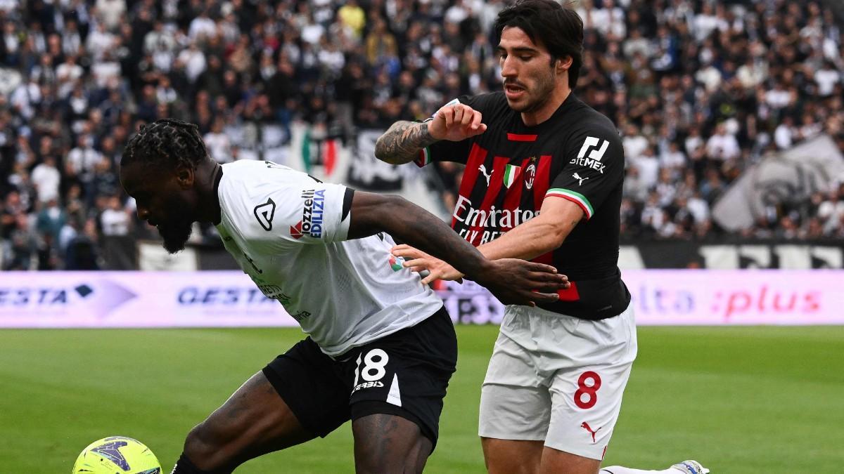 M'Bala Nzola y Sandro Tonali luchan por la pelota durante el Spezia - Milan