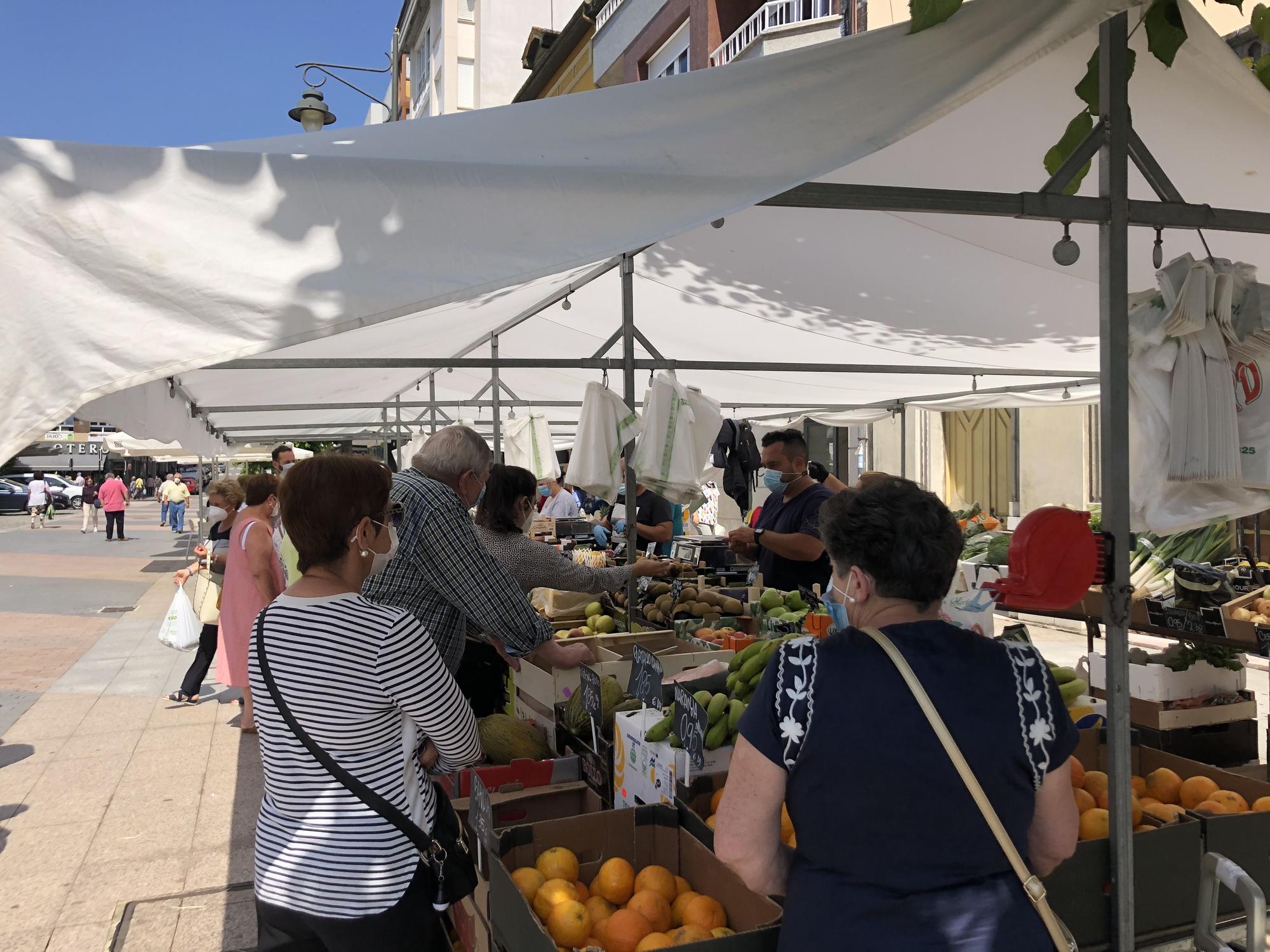 Ambiente y protagonistas de la Plaza de los martes en la Pola