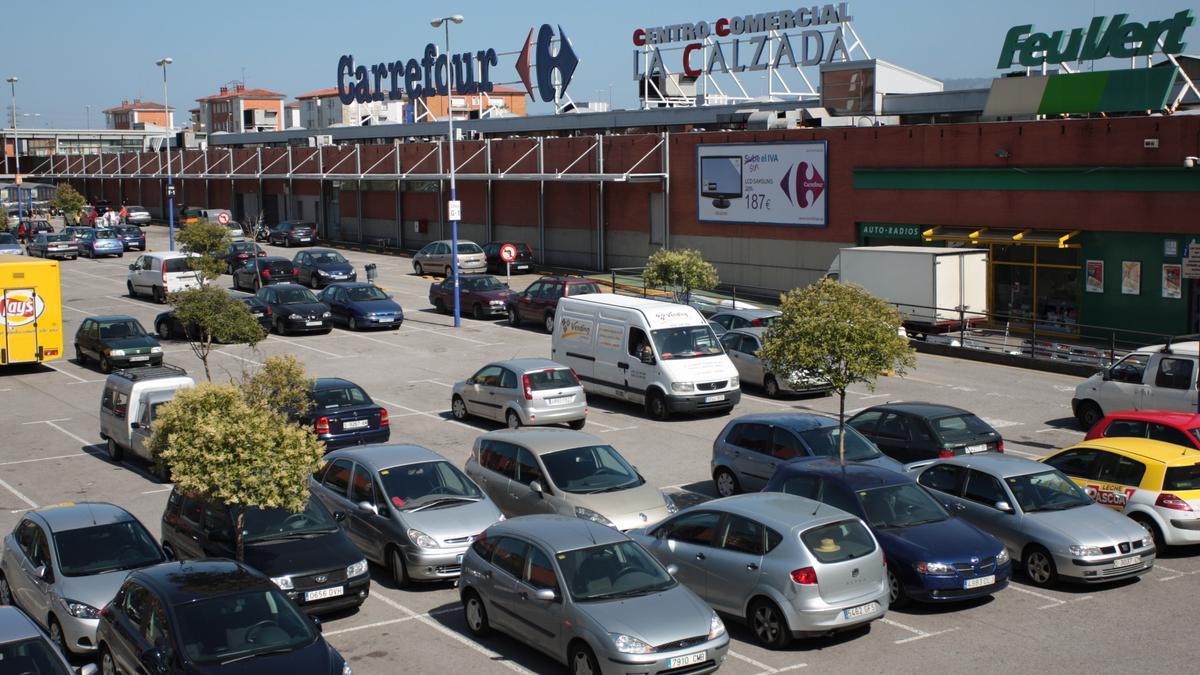 Trescientas plazas de aparcamiento del complejo comercial y de ocio de La  Calzada podrán ser alquiladas por los vecinos - La Nueva España