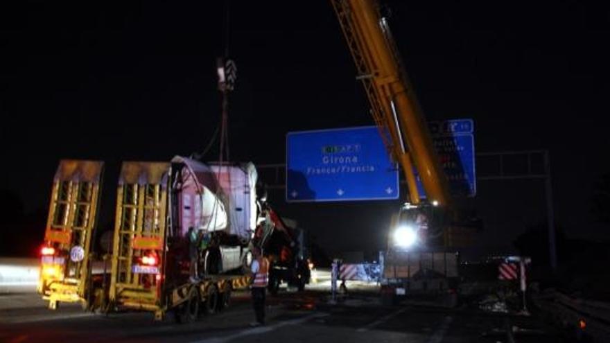 Cues a l&#039;AP-7 per un accident de camions i una ambulància