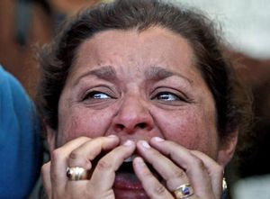 Loreto Campbell, familiar del miner Jorge Galleguillos, s’emociona al contemplar el rescat pel televisor situat a la zona per a familiars a la mina San José.