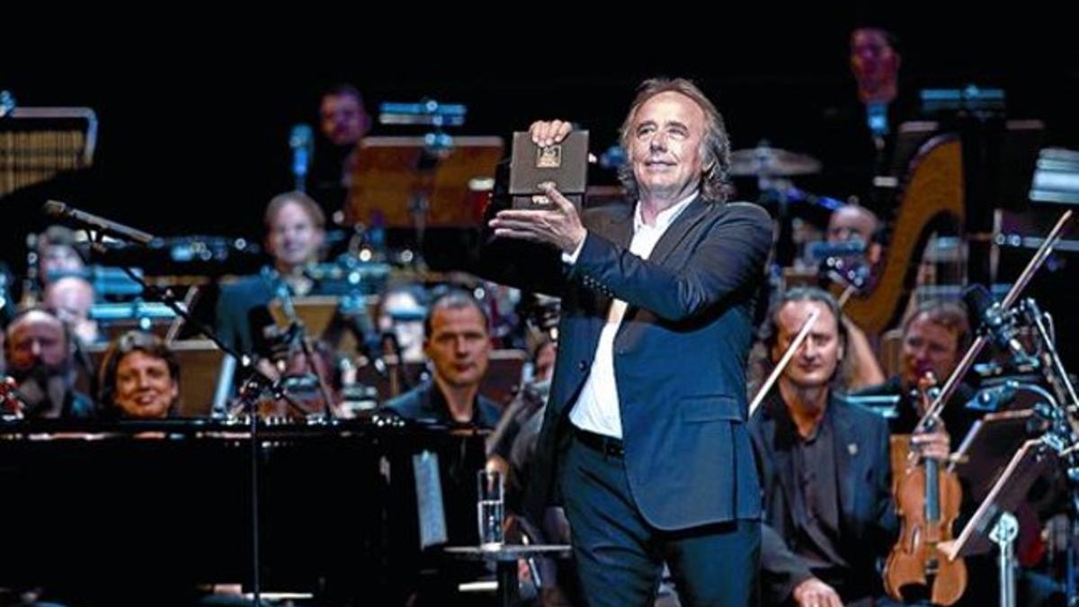 Joan Manuel Serrat, con la Medalla de Honor del festival de Peralada, que le fue entregada el viernes.