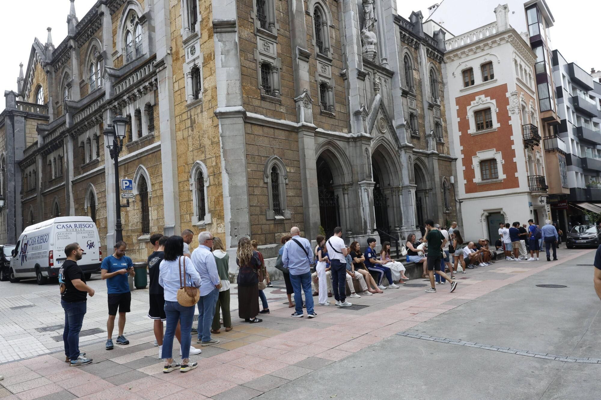 EN IMÁGENES: Colas tras salir a la venta la nueva camiseta del Oviedo en su regreso a Primera