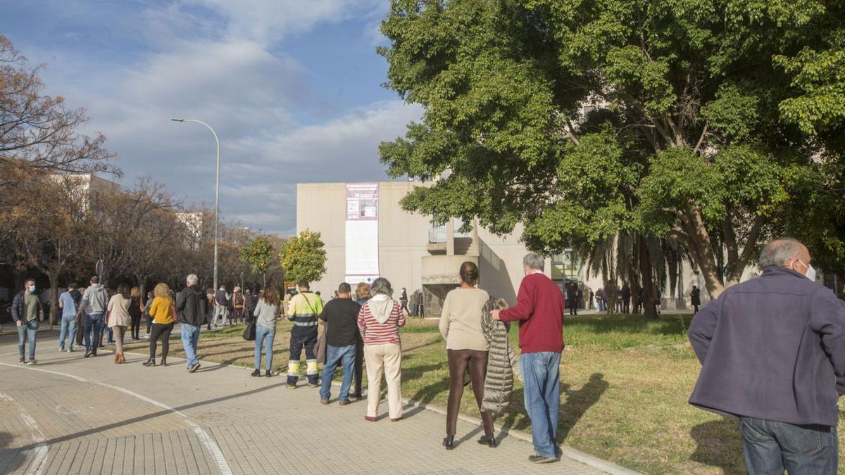 Cola para vacunarse en el exterior del Hospital de Sant Joan d’Alacant. | PILAR CORTÉS