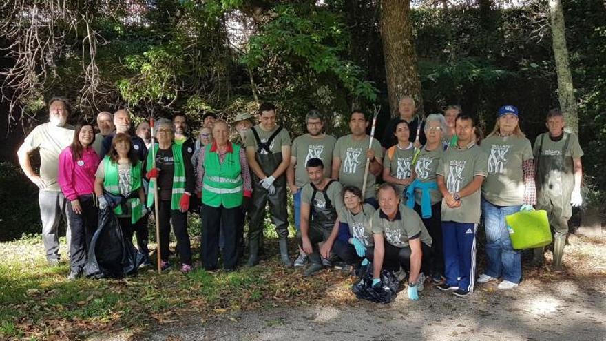 El grupo que participó en la limpieza del río Os Gafos.   | // FDV