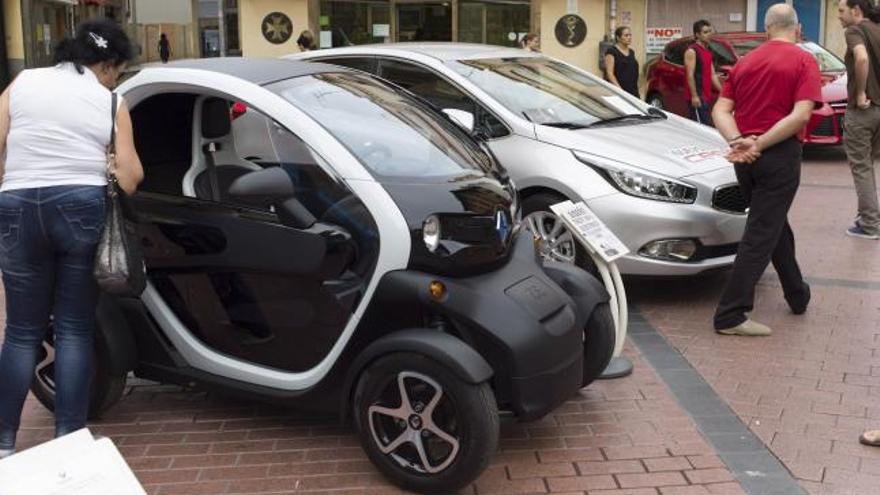 Vehículos eléctricos en la plaza de Santa María, en una reciente exposición al aire libre.