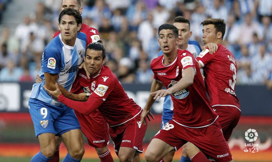 El Málaga CF domina el encuentro, tiene claras ocasiones, pero acaba perdiendo ante el Deportivo de la Coruña con un desafortunado autogol de Munir, que metió en su portería un disparo desde la frontal de Álex Bergantiños