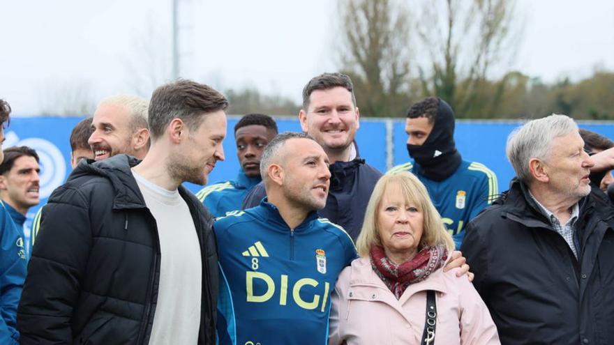 Varios accionistas del Oviedo, con Cazorla y el resto de la plantilla, ayer, en El Requexón. | MARIO CANTELI