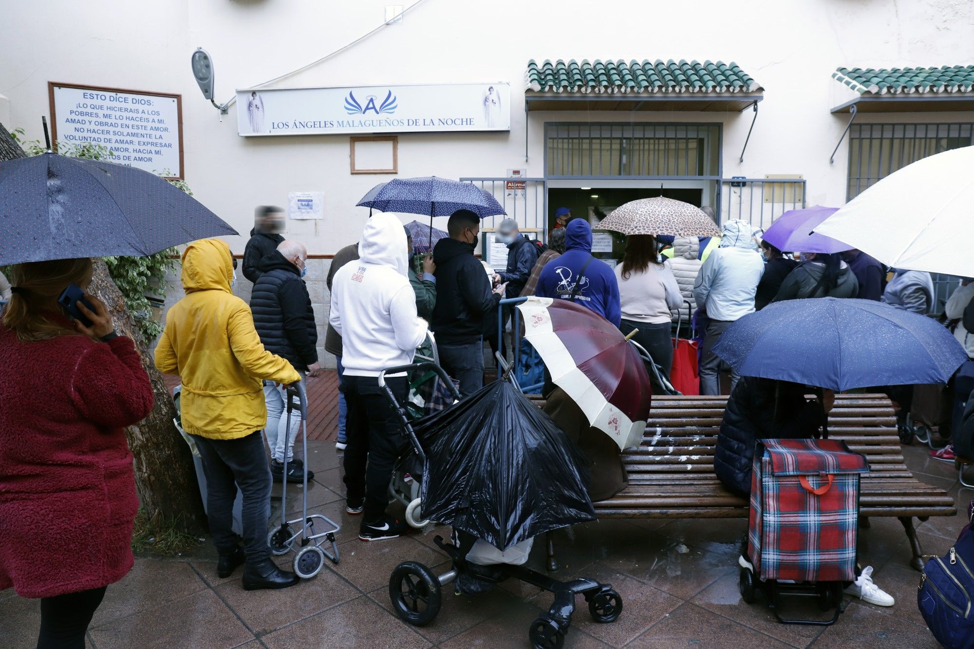 Los Ángeles Malagueños de la Noche reparten sus menús de Nochebuena