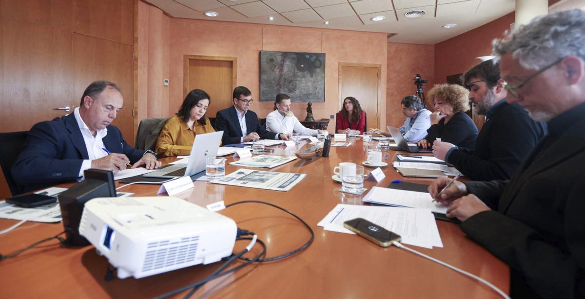 Los participantes en la mesa de expertos del Foro Mediterráneo en Diario de Ibiza con la directora, Cristina Martín.  | Toni Escobar