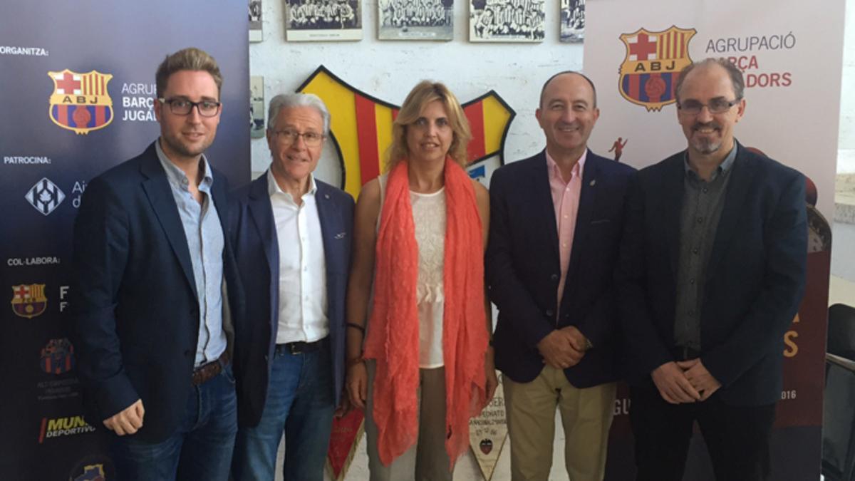 Alfonseda (segundo por la izquierda), con la alcaldesa de Figueres, Marta Felip, el día de la presentación de la Setmana Barça Jugadors