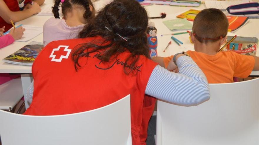 Cruz Roja Juventud ofrece refuerzo escolar, meriendas y ayudas educativas a unos 50 menores en dificultad