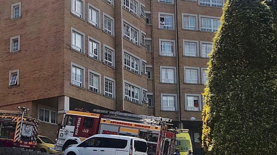 Una evacuada tras un incendio en un piso de Culleredo | LA OPINIÓN