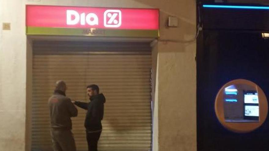 Els vigilants de seguretat privada custodiant el supermercat, ahir el vespre