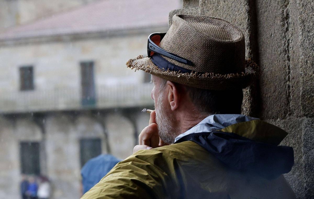 Un hombre fumando.